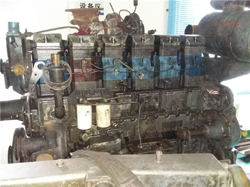 拆卸三菱S6R柴油發(fā)動機(jī)連桿端蓋