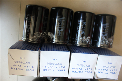 三菱S6R-PTA柴油發(fā)動(dòng)機(jī)進(jìn)氣管和空氣過濾器