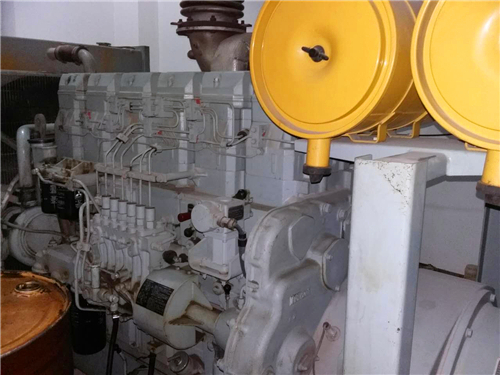 三菱R16柴油發(fā)動機進氣 管和空氣過濾器