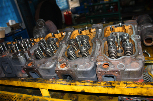 三菱R16柴油發(fā)動機(jī)本體的檢測、修理